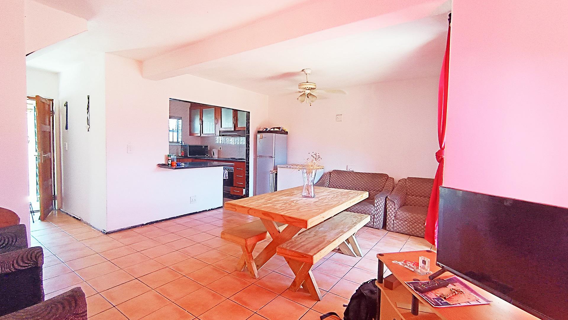 Lounges - 14 square meters of property in Westridge CP