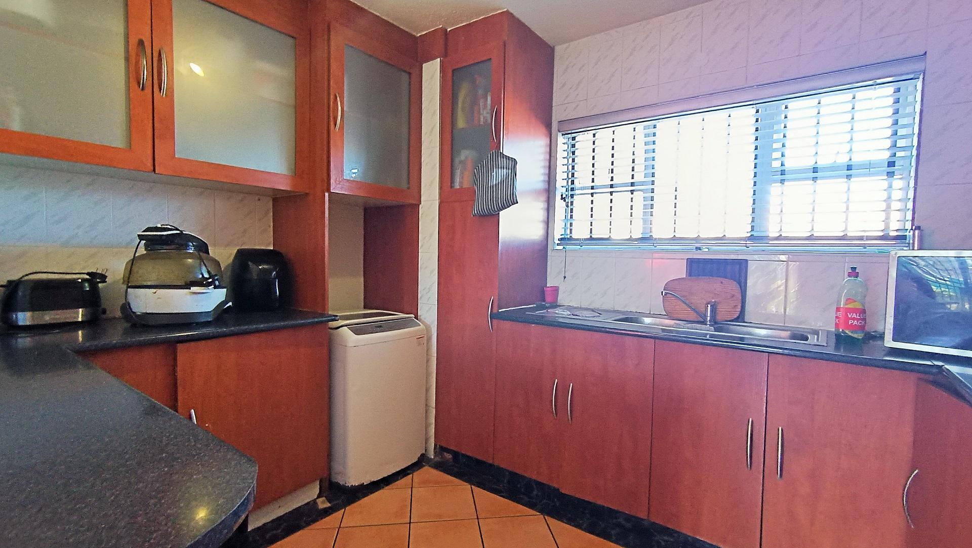 Kitchen - 10 square meters of property in Westridge CP