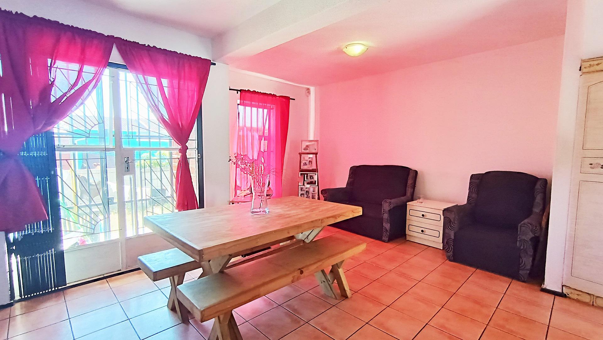 Lounges - 14 square meters of property in Westridge CP