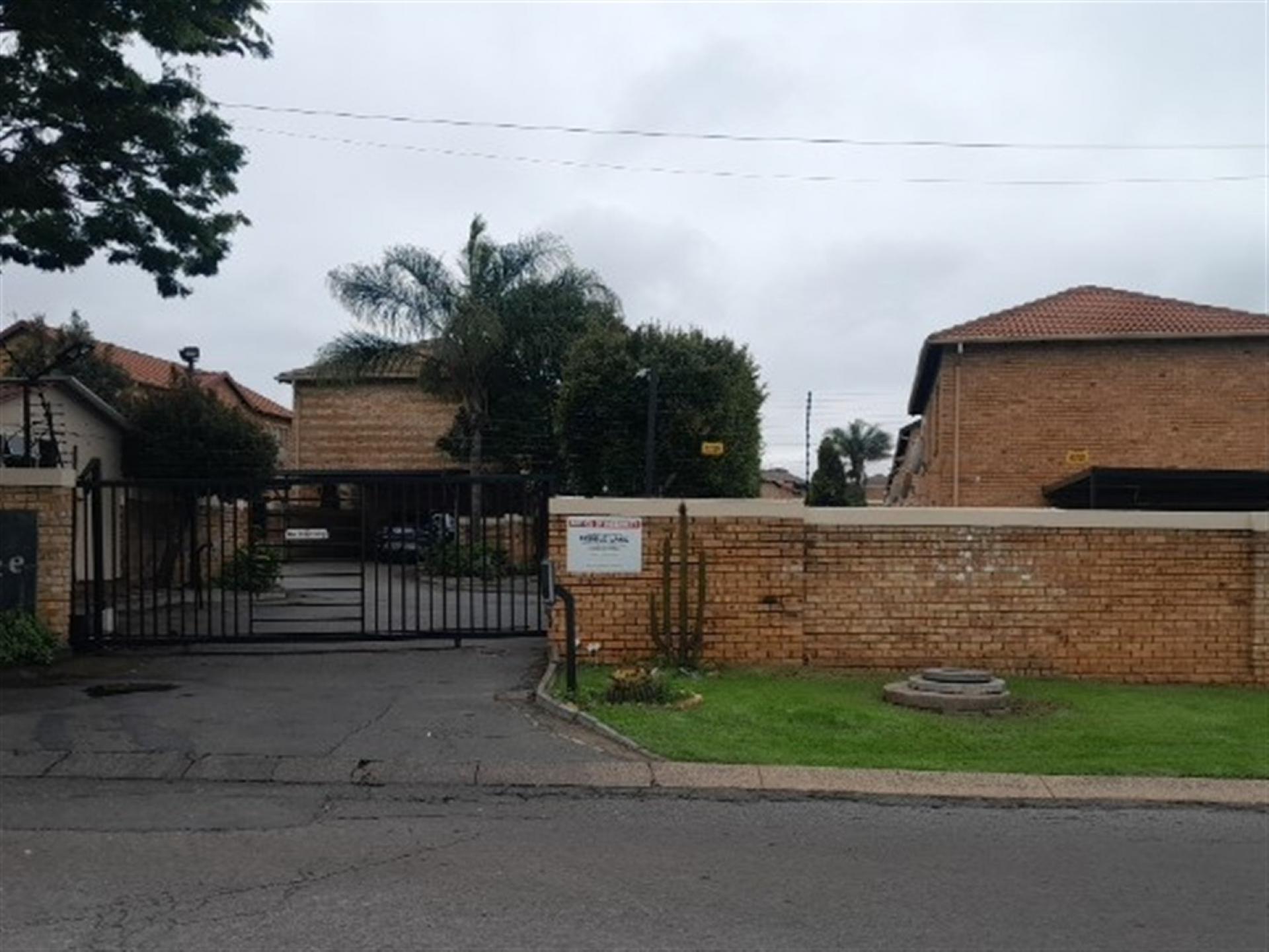 Front View of property in Strubensvallei