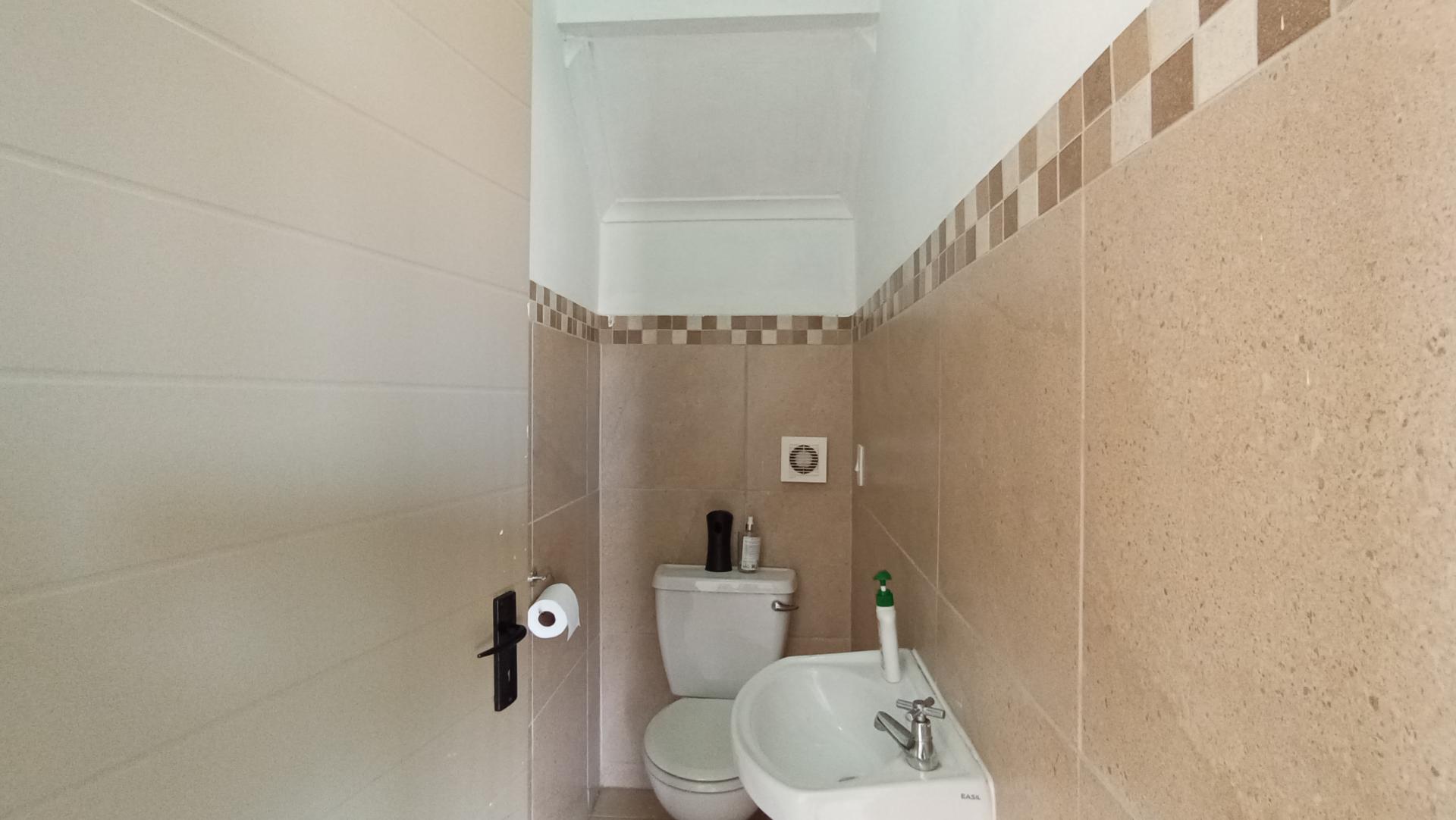 Guest Toilet - 2 square meters of property in Andeon