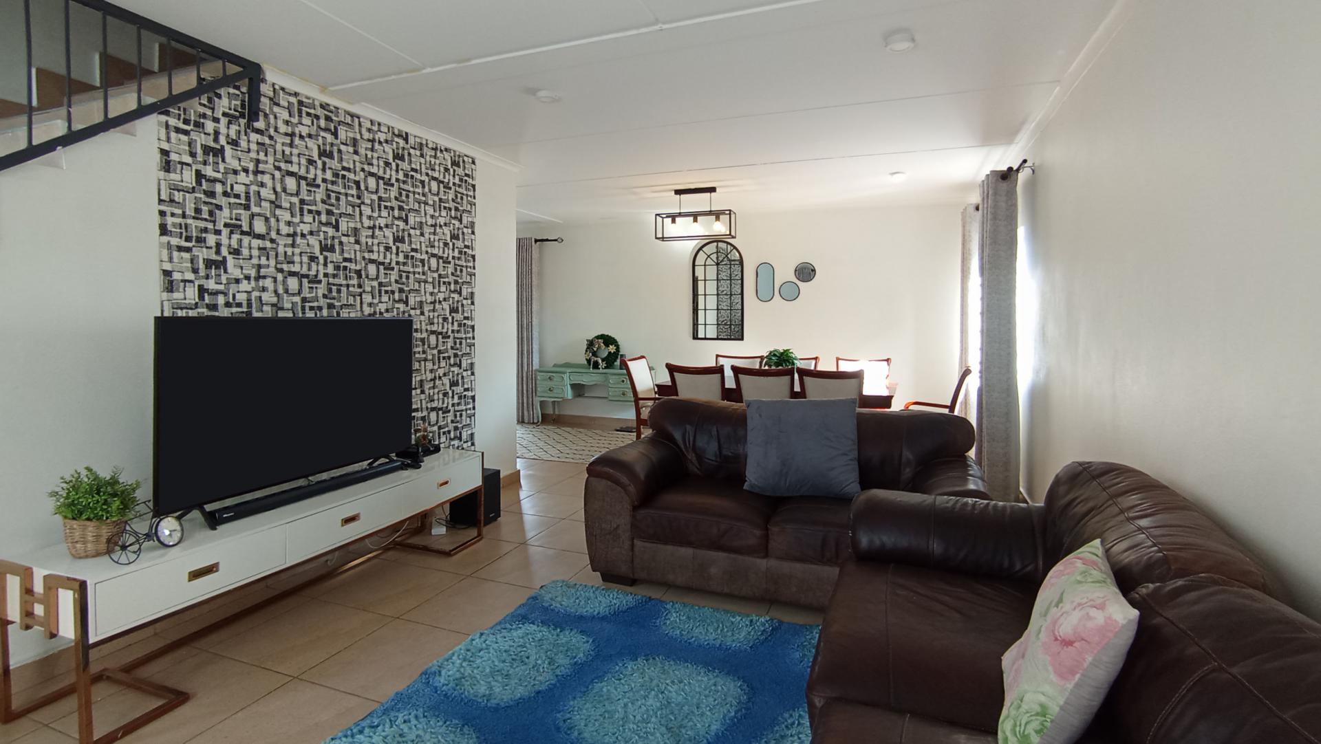 Lounges - 21 square meters of property in Andeon