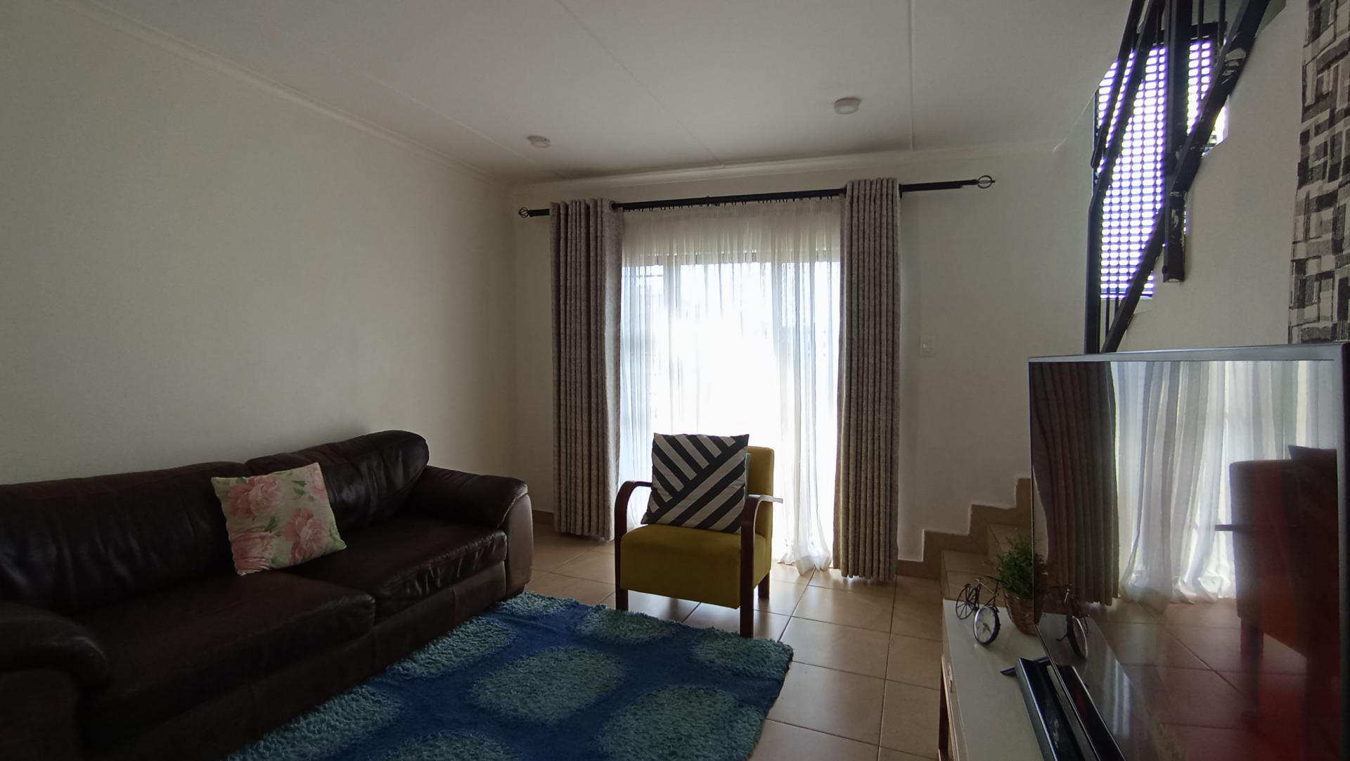 Lounges - 21 square meters of property in Andeon