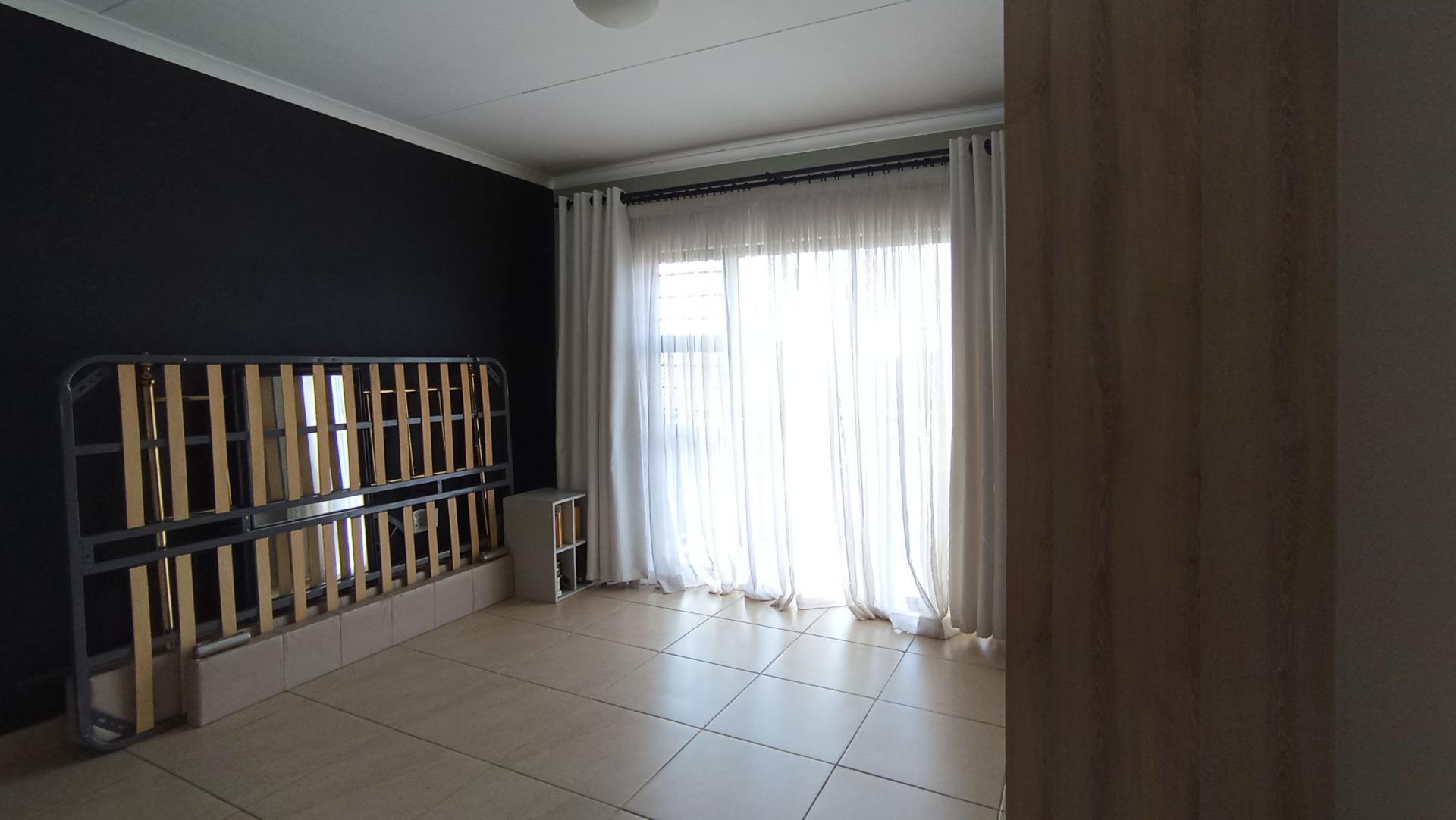 Main Bedroom - 17 square meters of property in Andeon