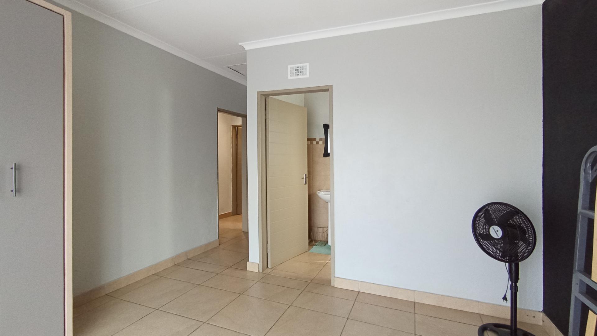 Main Bedroom - 17 square meters of property in Andeon