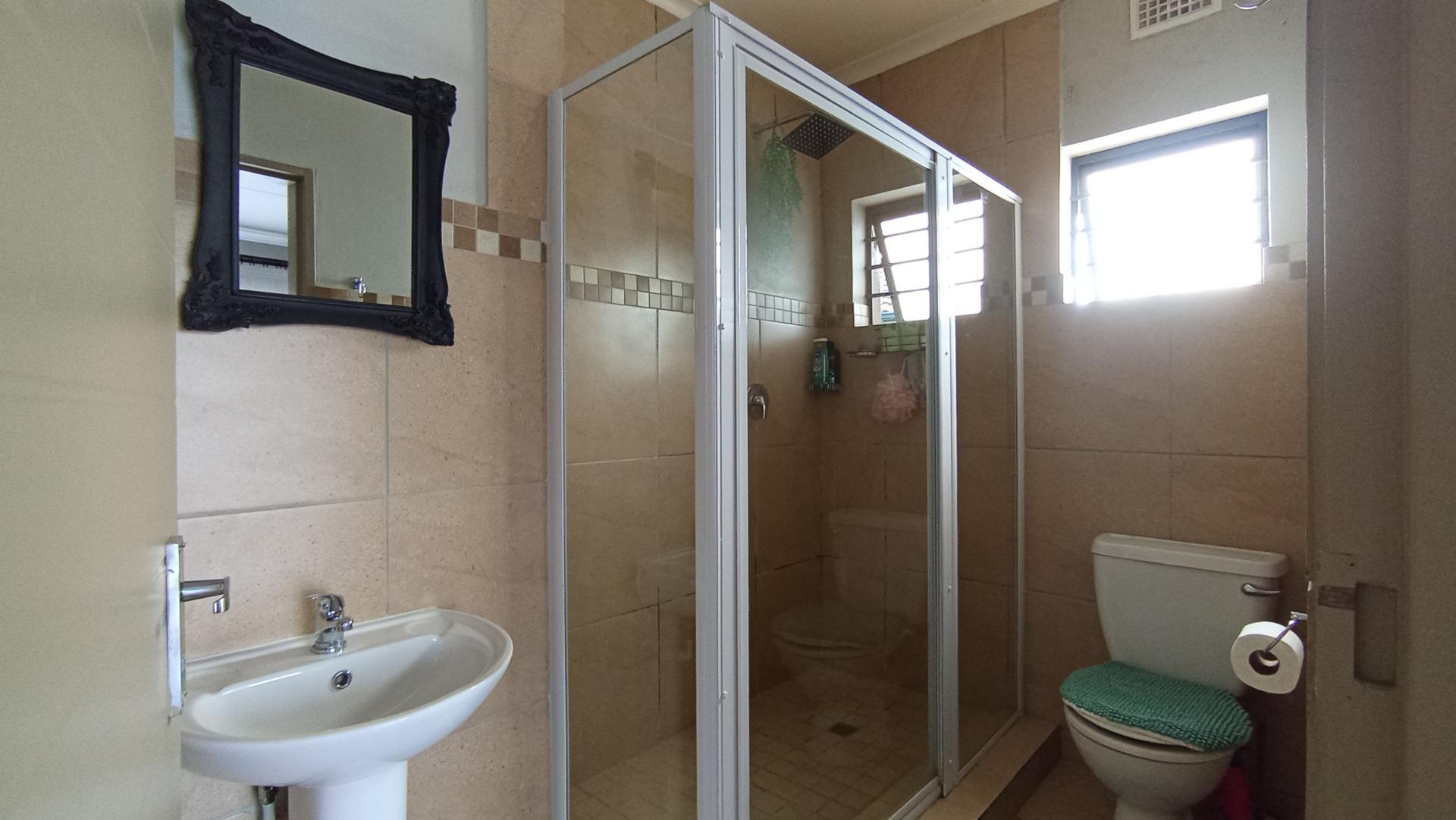 Main Bathroom - 5 square meters of property in Andeon