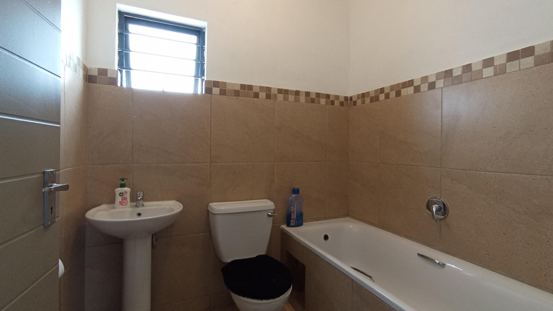 Bathroom 1 - 5 square meters of property in Andeon
