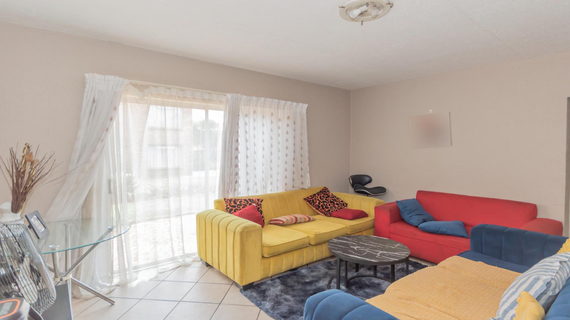 Lounges of property in Krugersrus