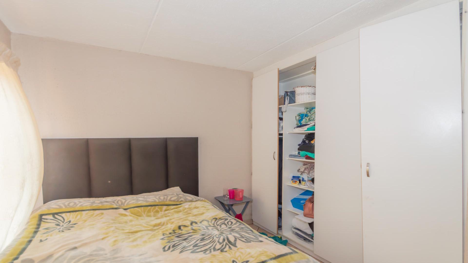 Bed Room 1 of property in Krugersrus