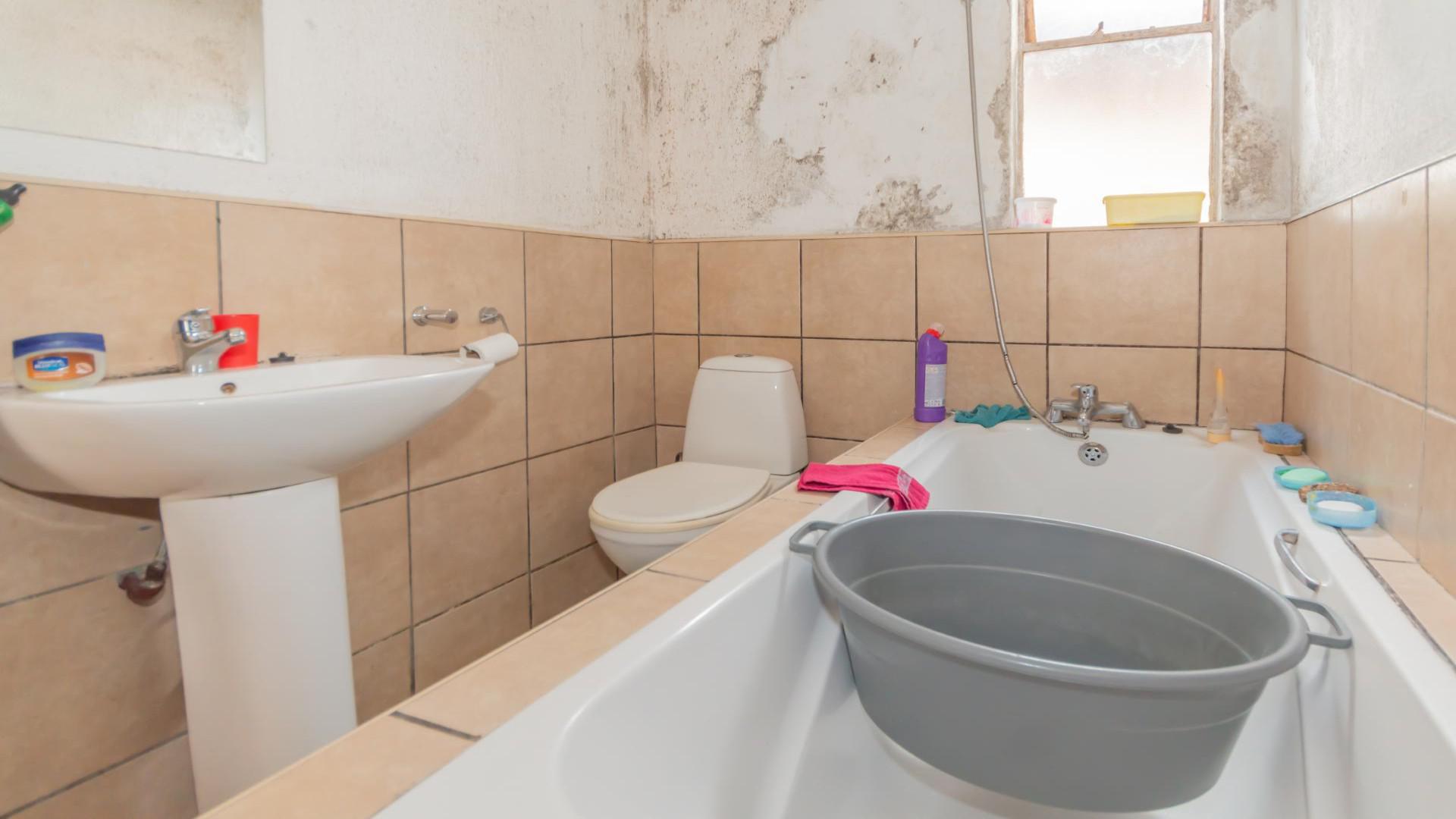 Bathroom 1 of property in Krugersrus