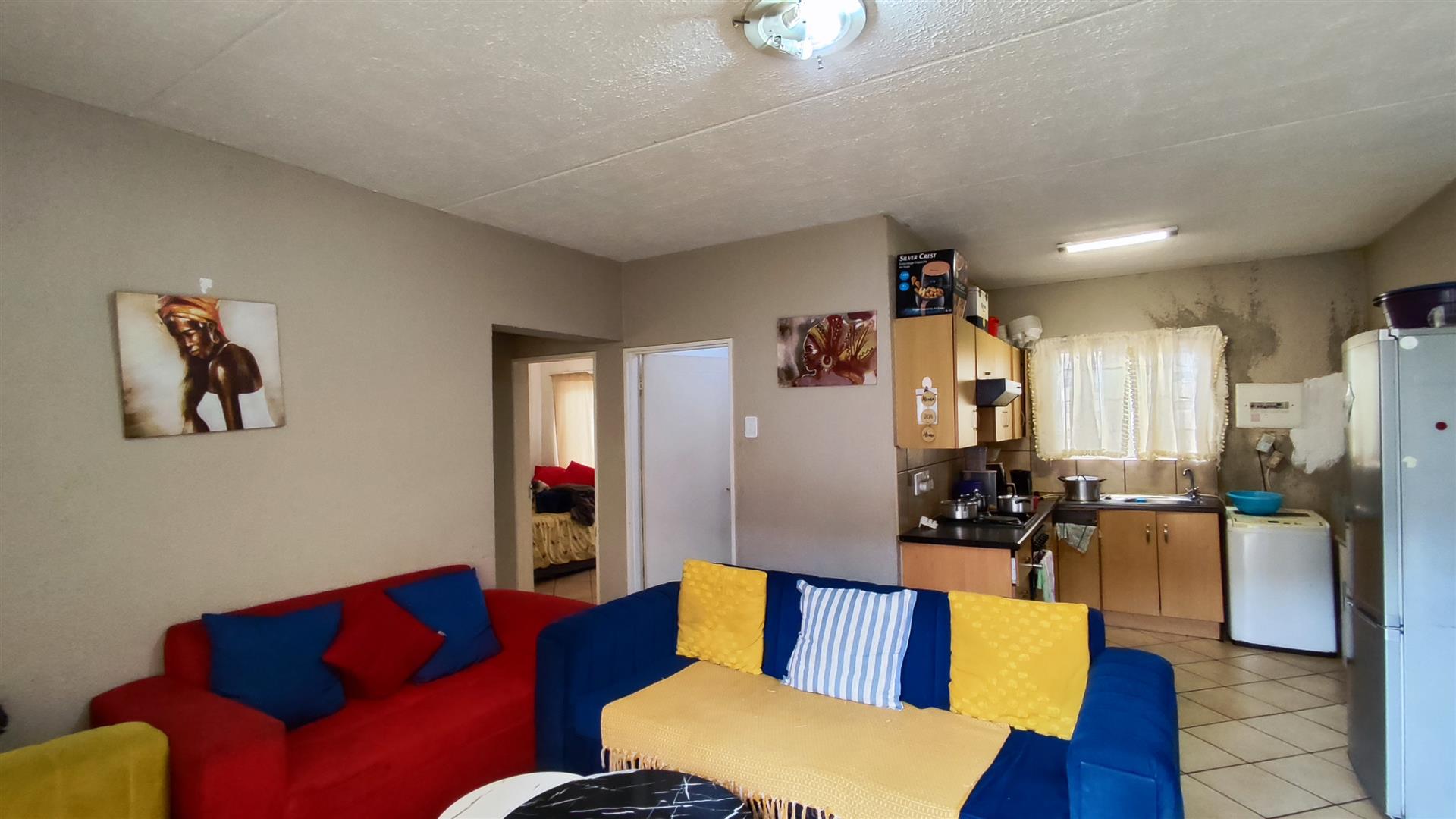 Lounges - 18 square meters of property in Krugersrus