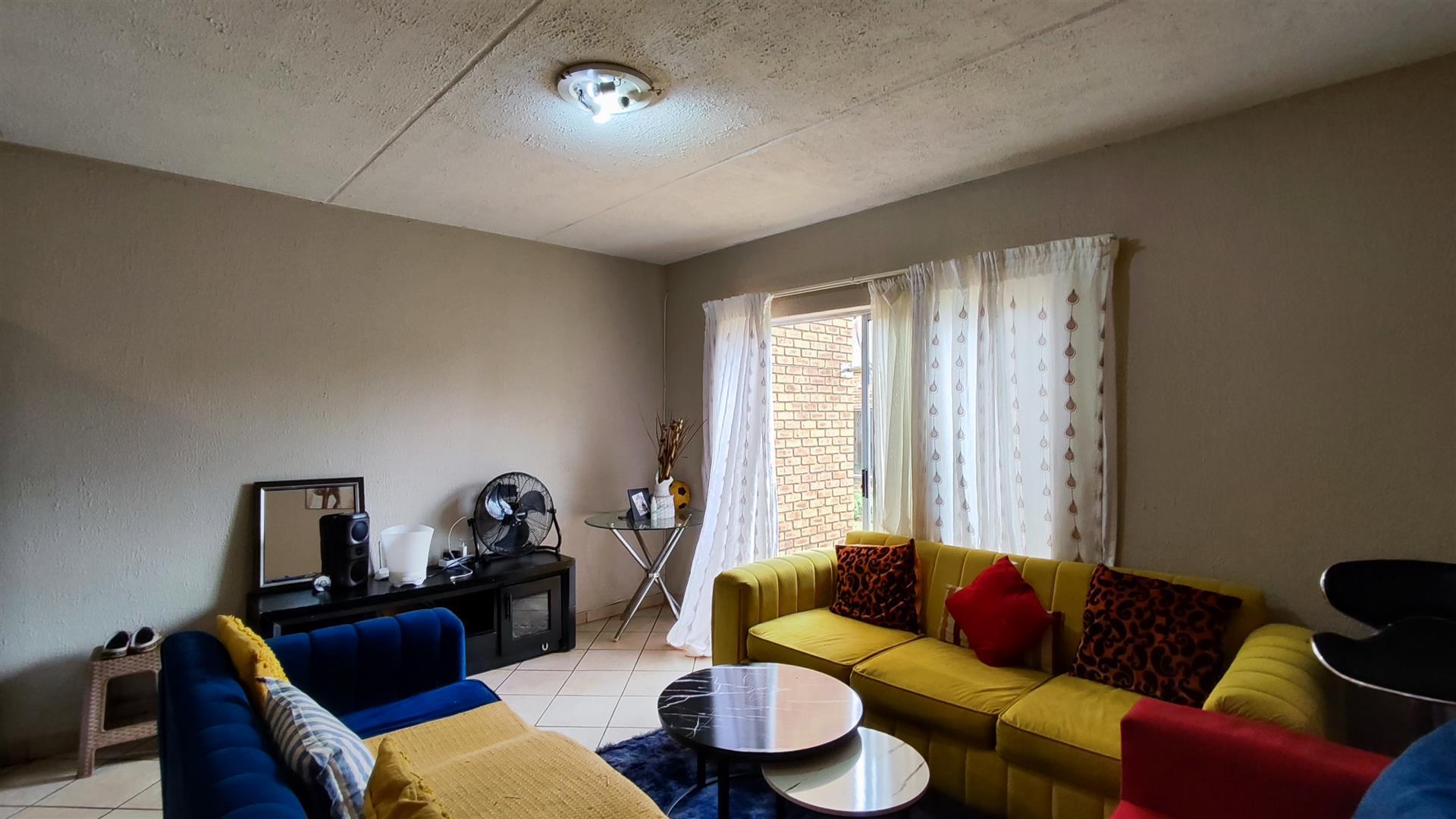 Lounges - 18 square meters of property in Krugersrus