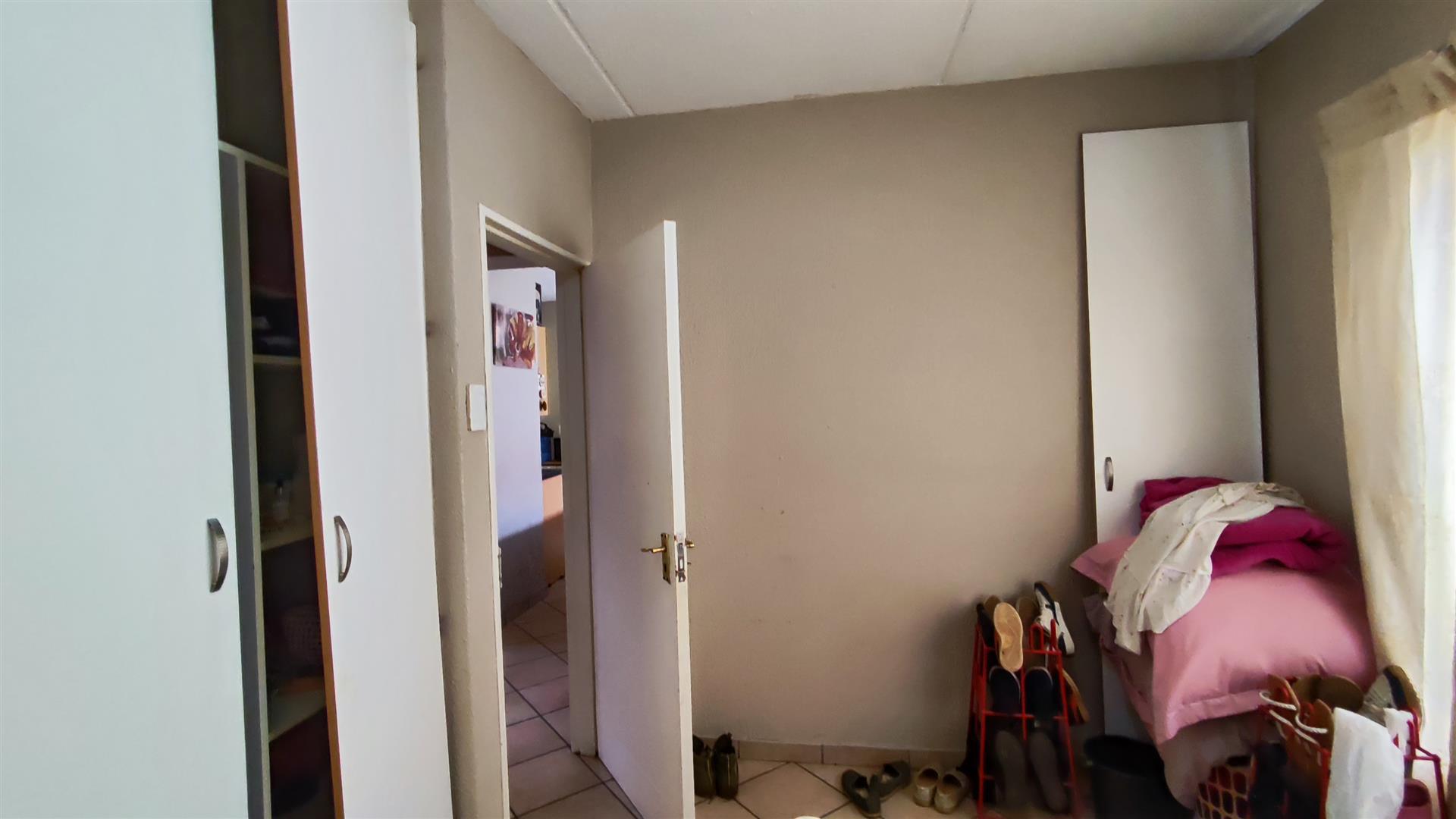 Bed Room 2 - 10 square meters of property in Krugersrus