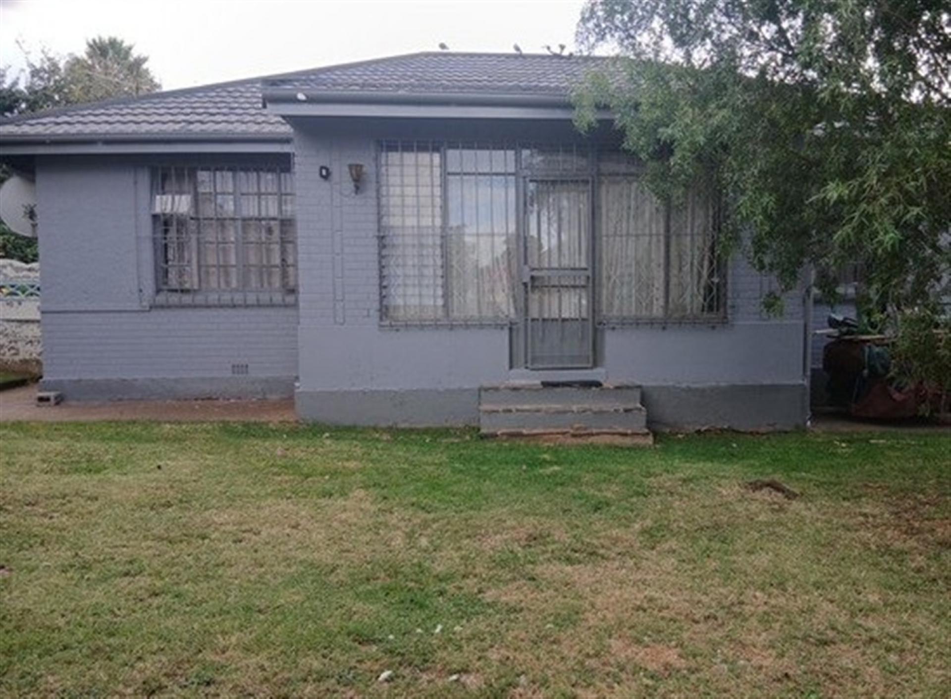 Front View of property in Primrose