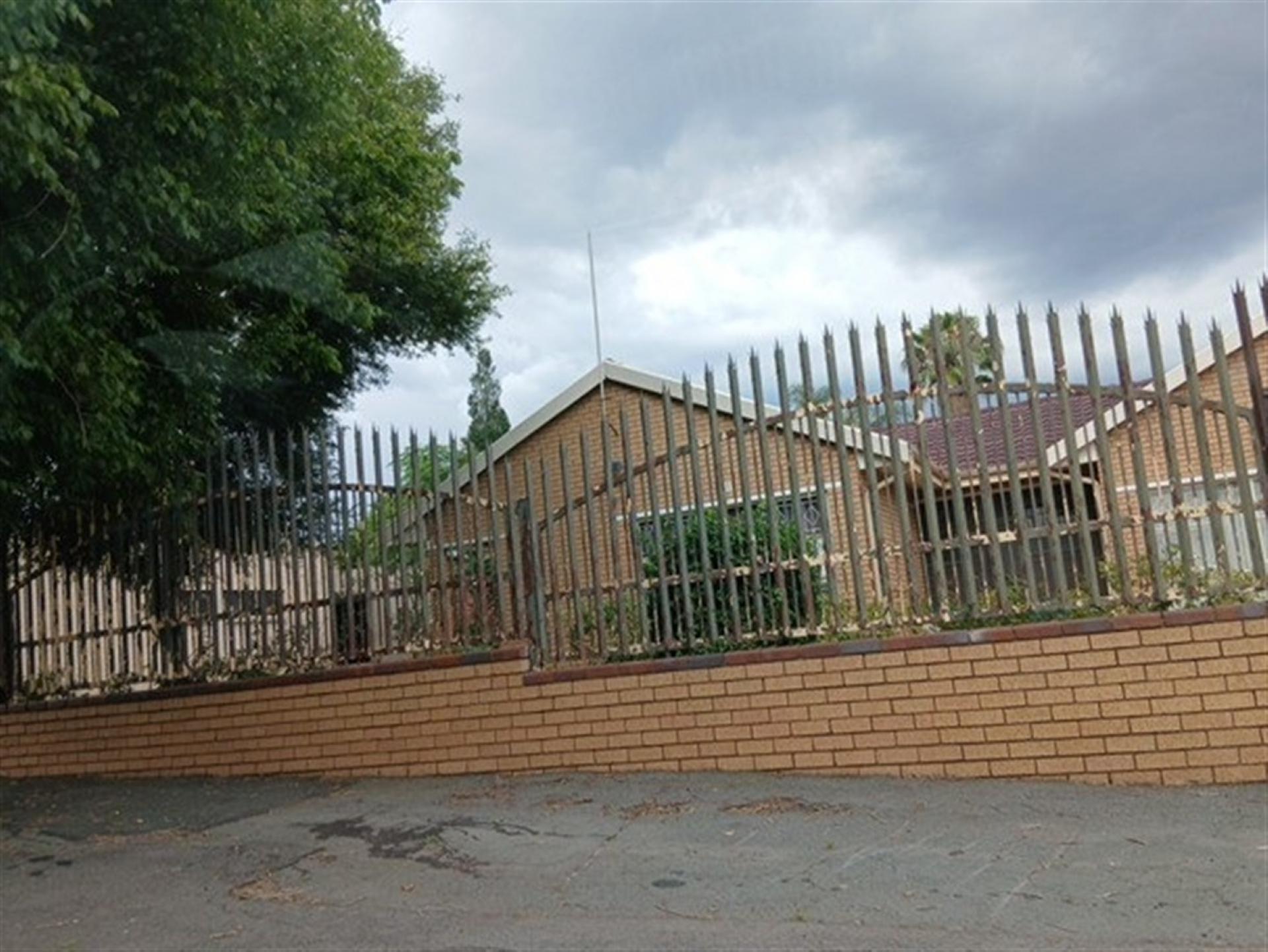 Front View of property in Primrose