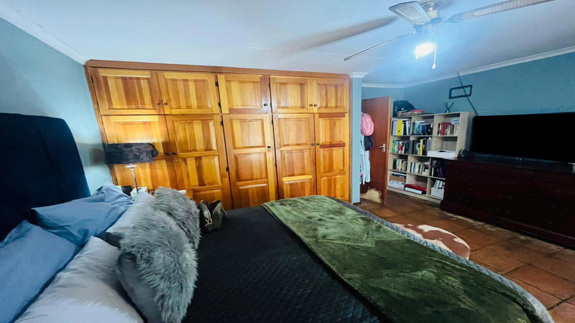 Bed Room 1 of property in White River