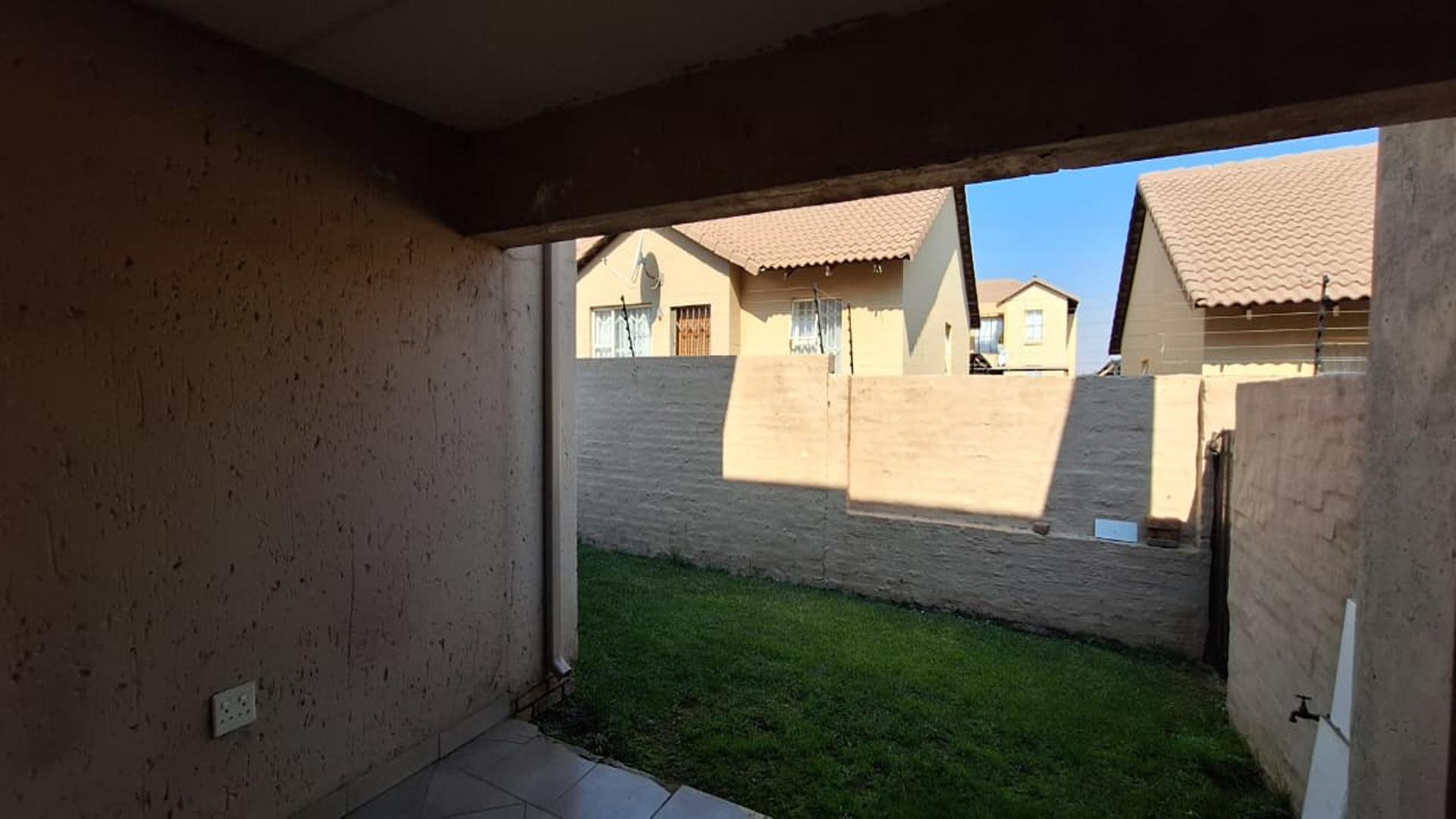 Patio - 12 square meters of property in Albertsdal