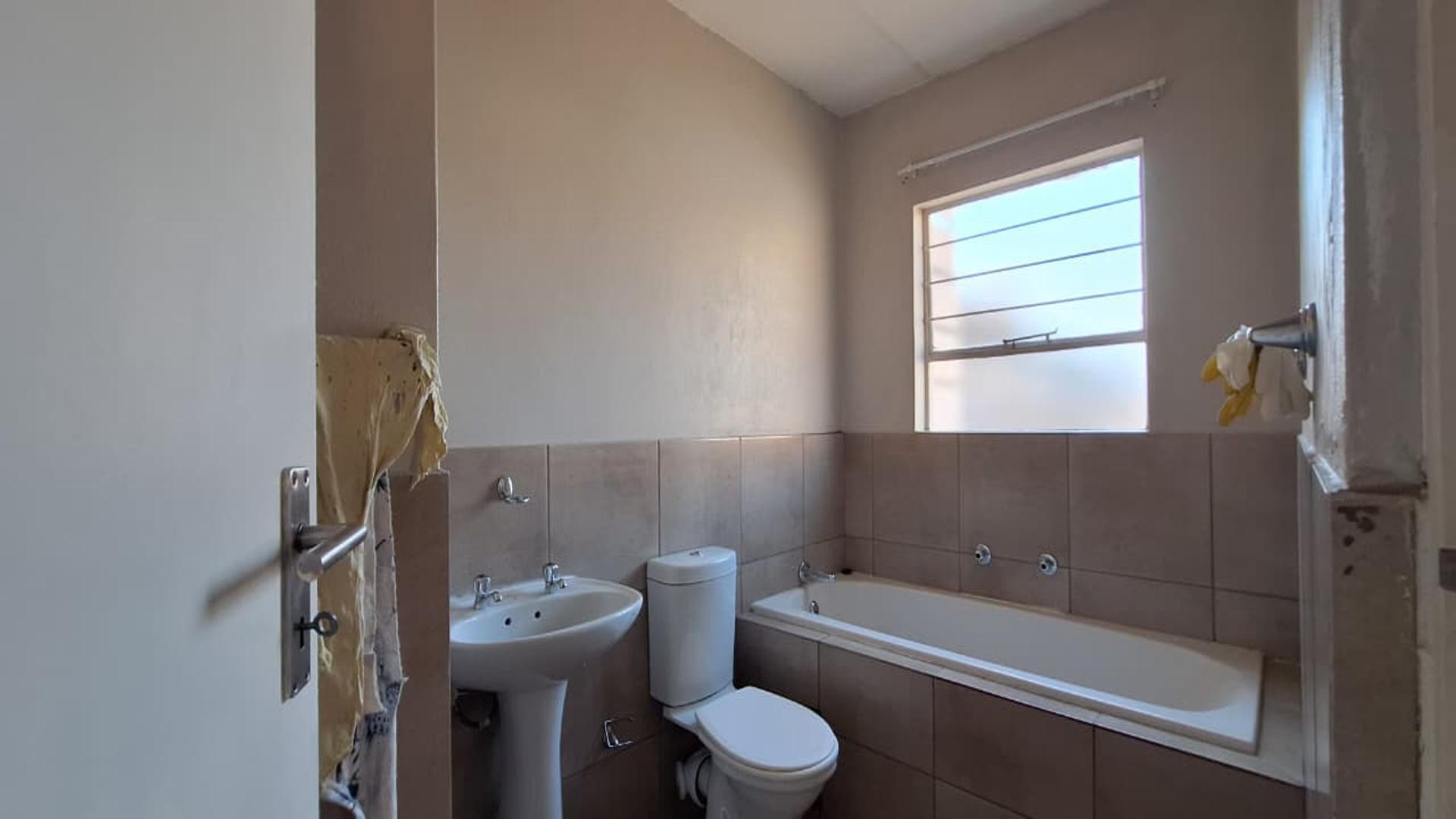 Bathroom 1 - 5 square meters of property in Albertsdal