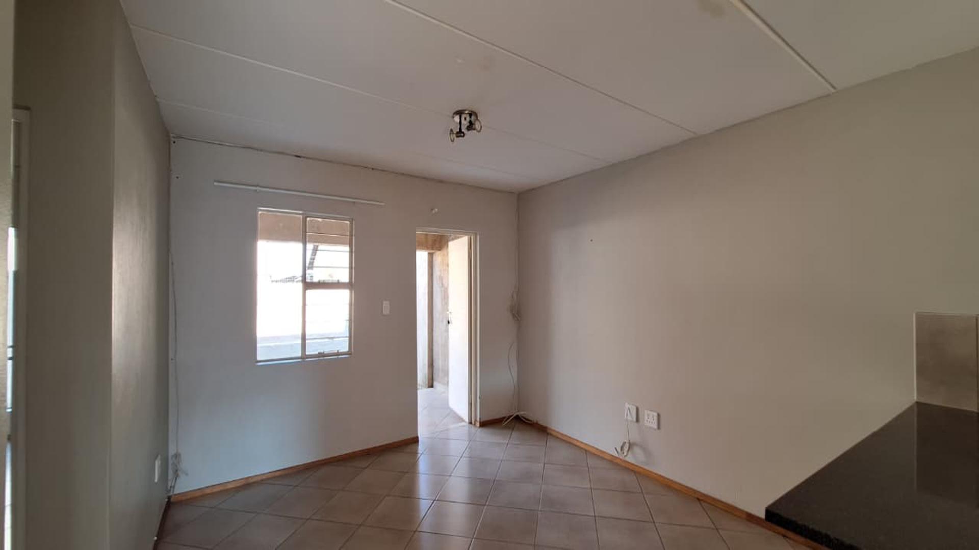 Lounges - 22 square meters of property in Albertsdal