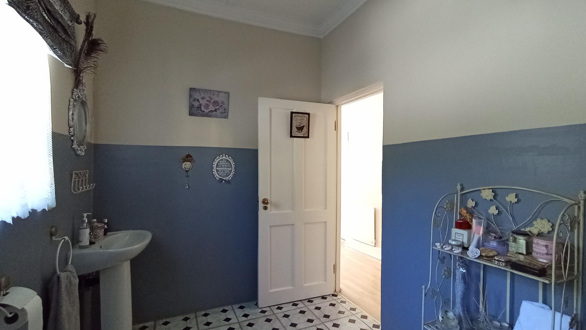 Main Bathroom - 8 square meters of property in Lone Hill