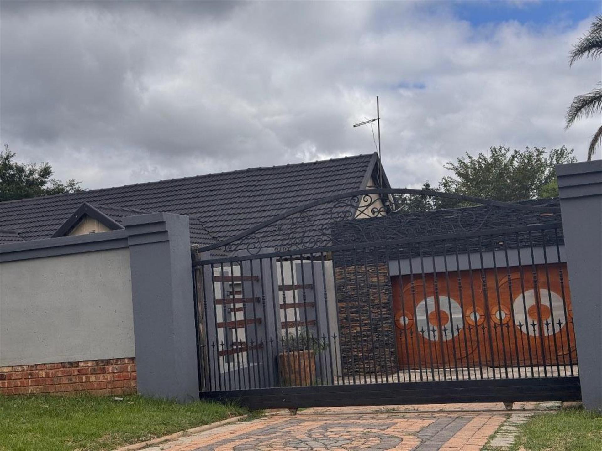 Front View of property in Glen Marais
