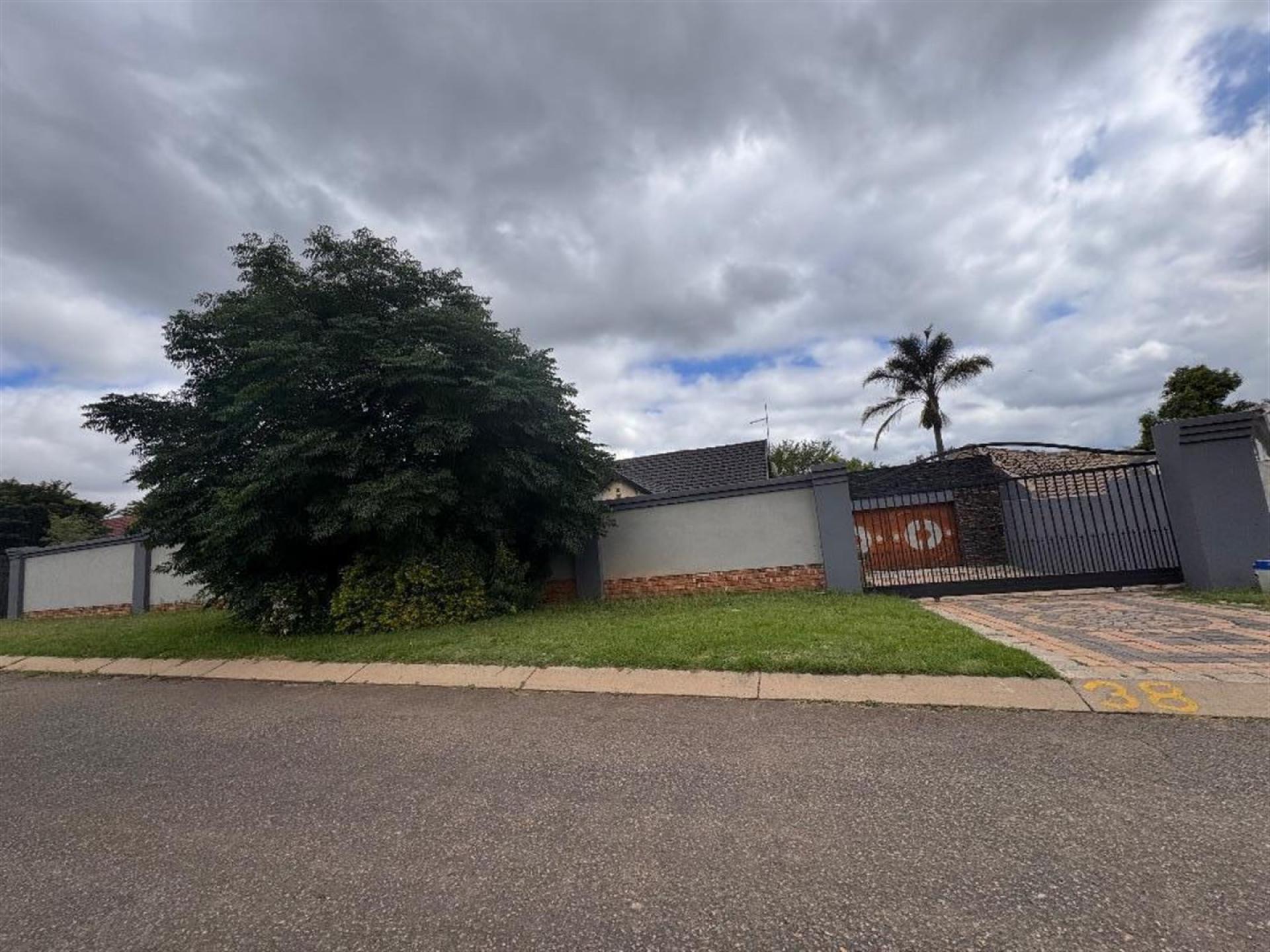 Front View of property in Glen Marais