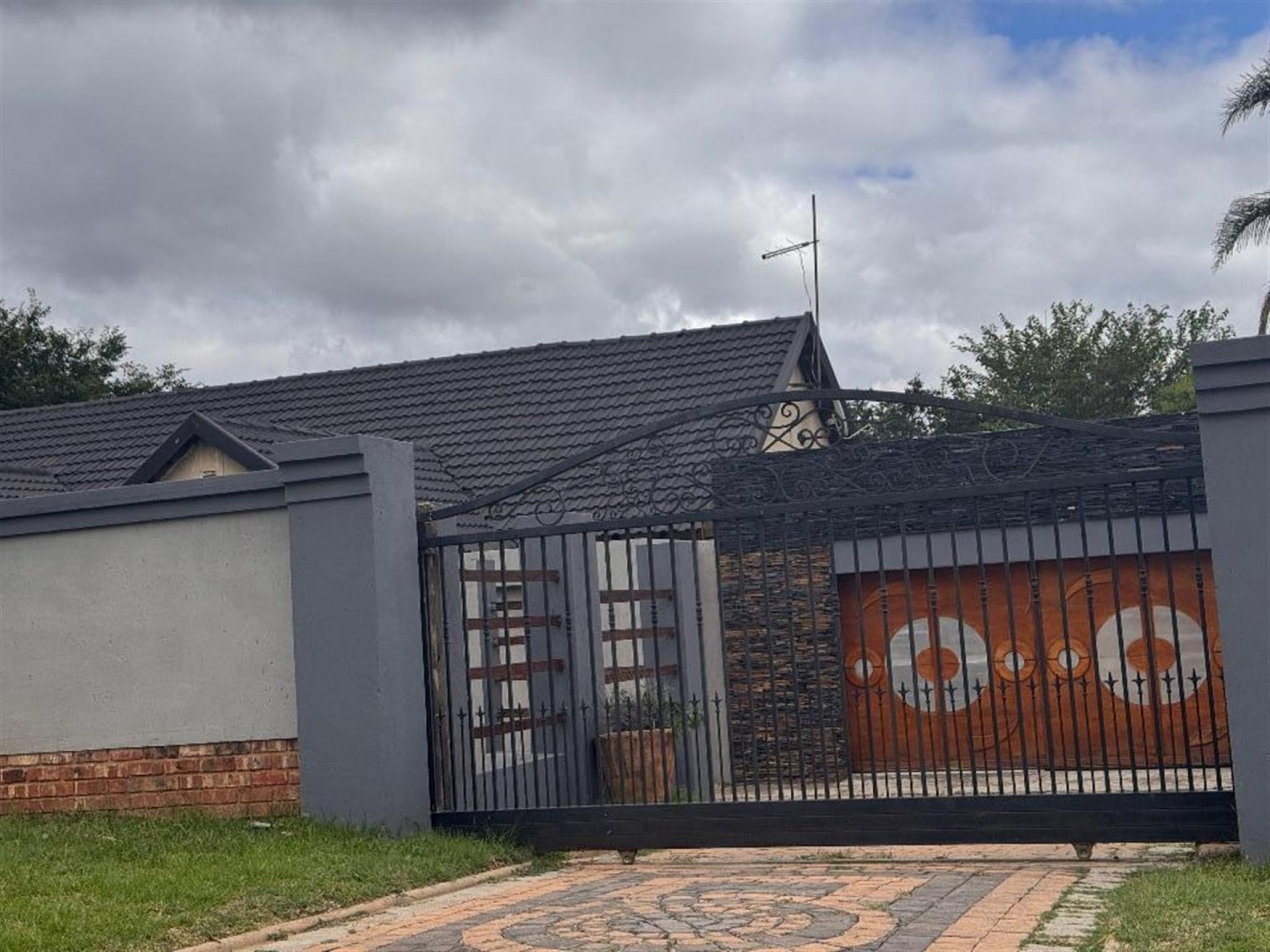 Front View of property in Glen Marais