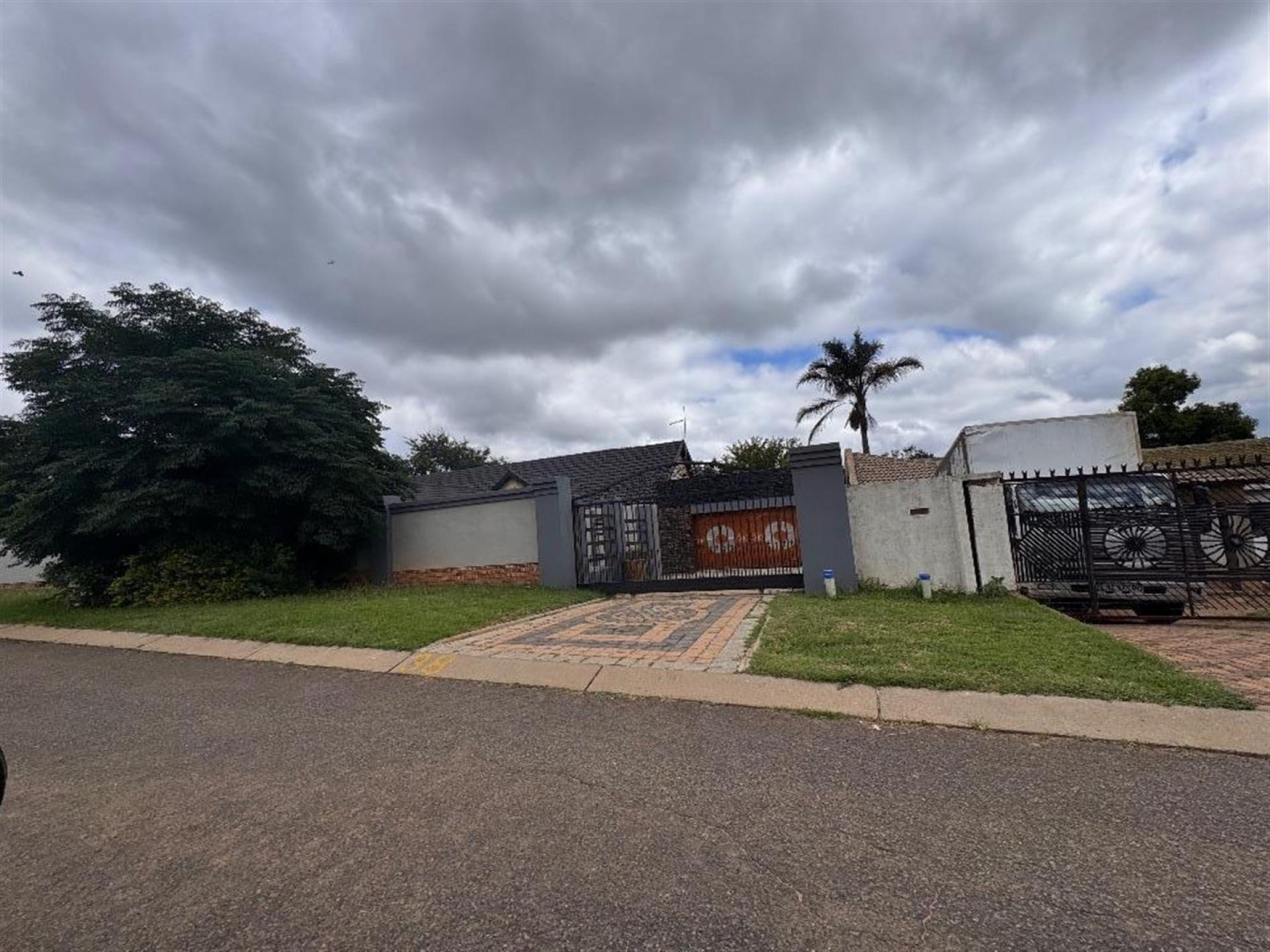 Front View of property in Glen Marais