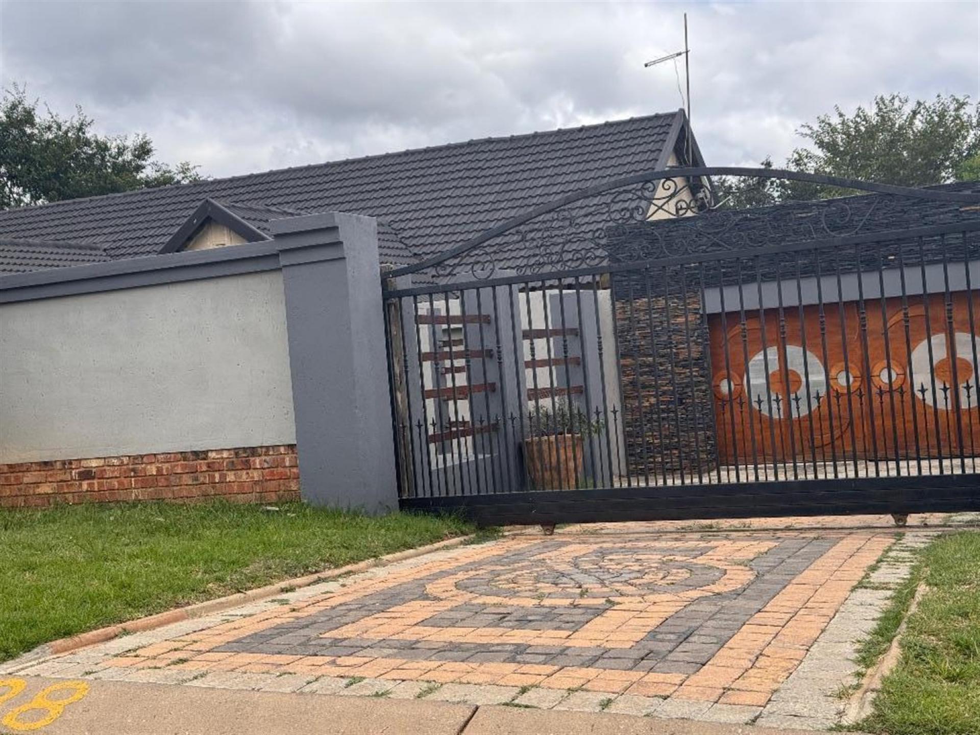 Front View of property in Glen Marais