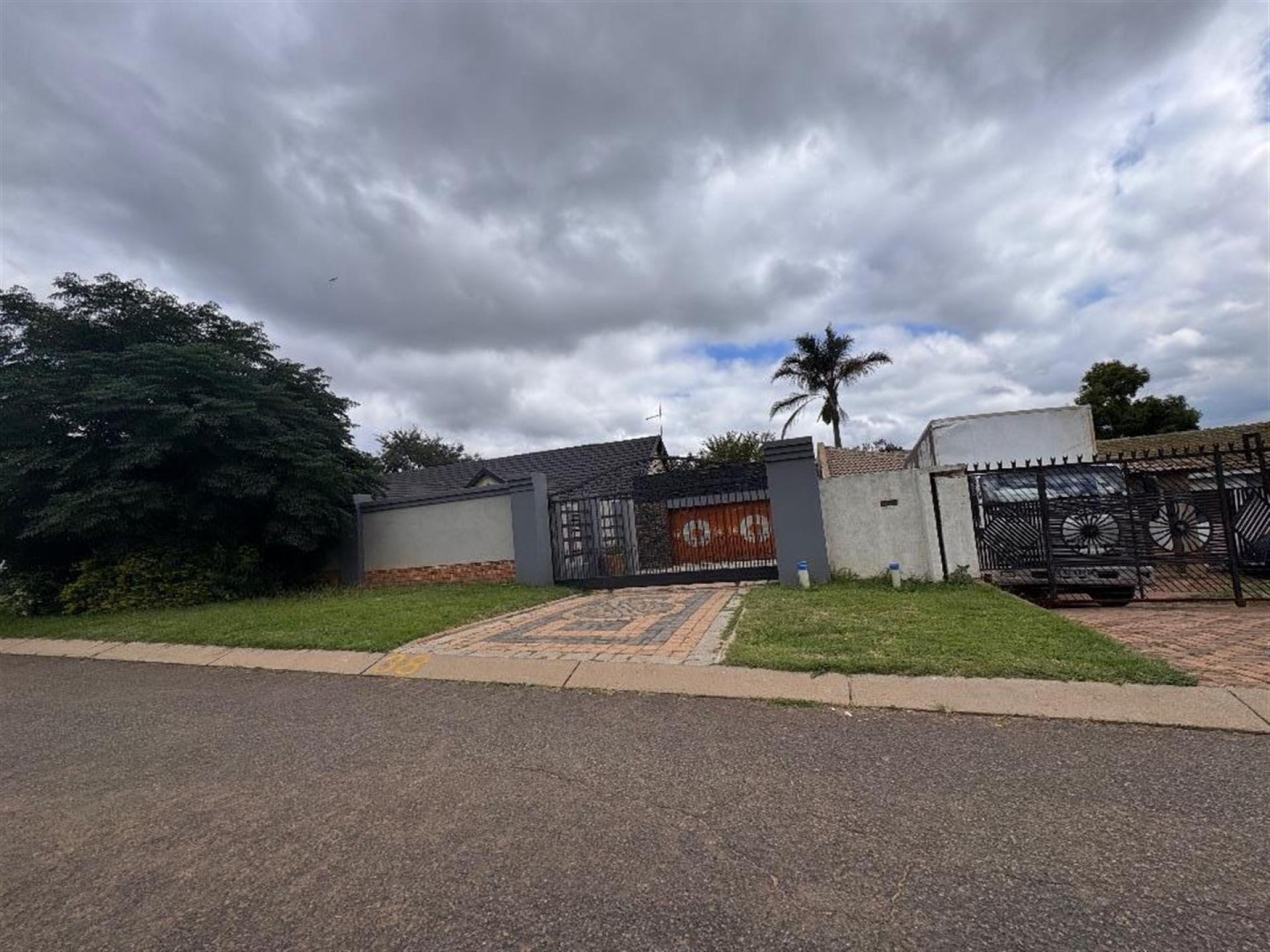 Front View of property in Glen Marais