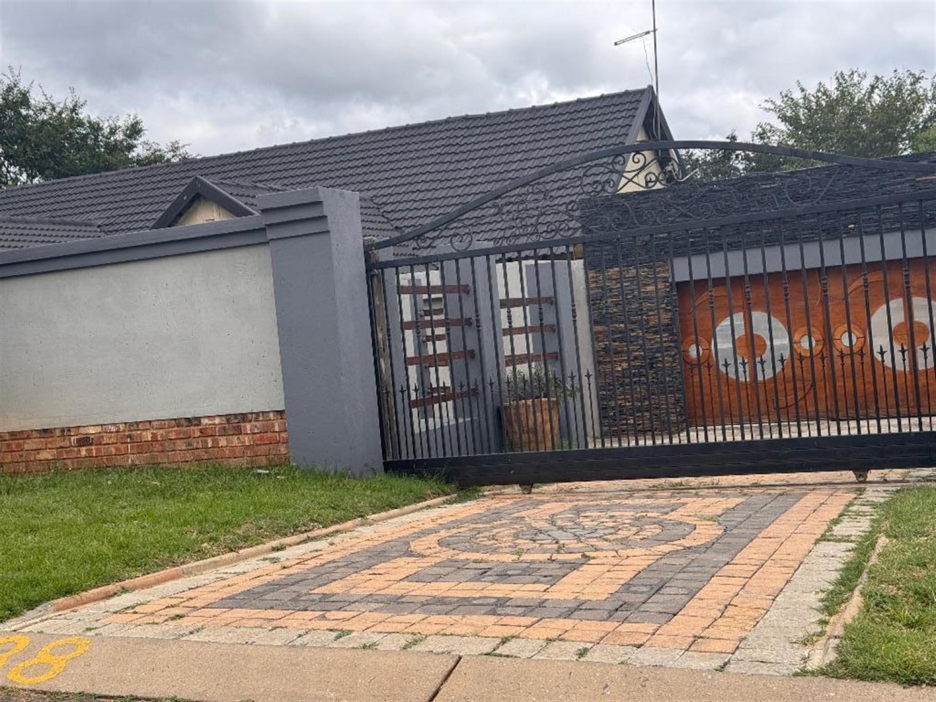 Front View of property in Glen Marais
