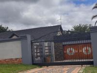 Front View of property in Glen Marais