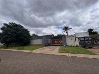 Front View of property in Glen Marais