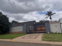 Front View of property in Glen Marais