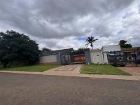 Front View of property in Glen Marais