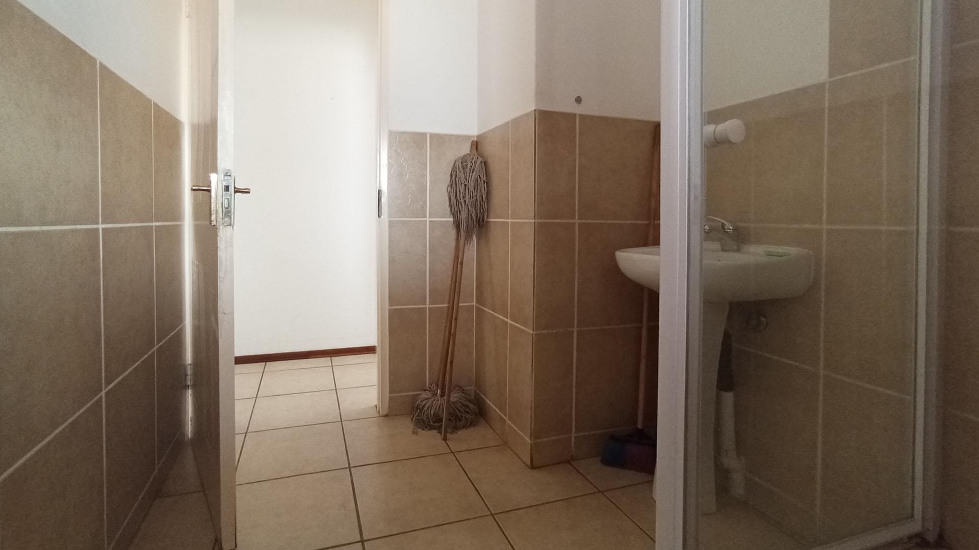 Bathroom 1 - 7 square meters of property in Hesteapark