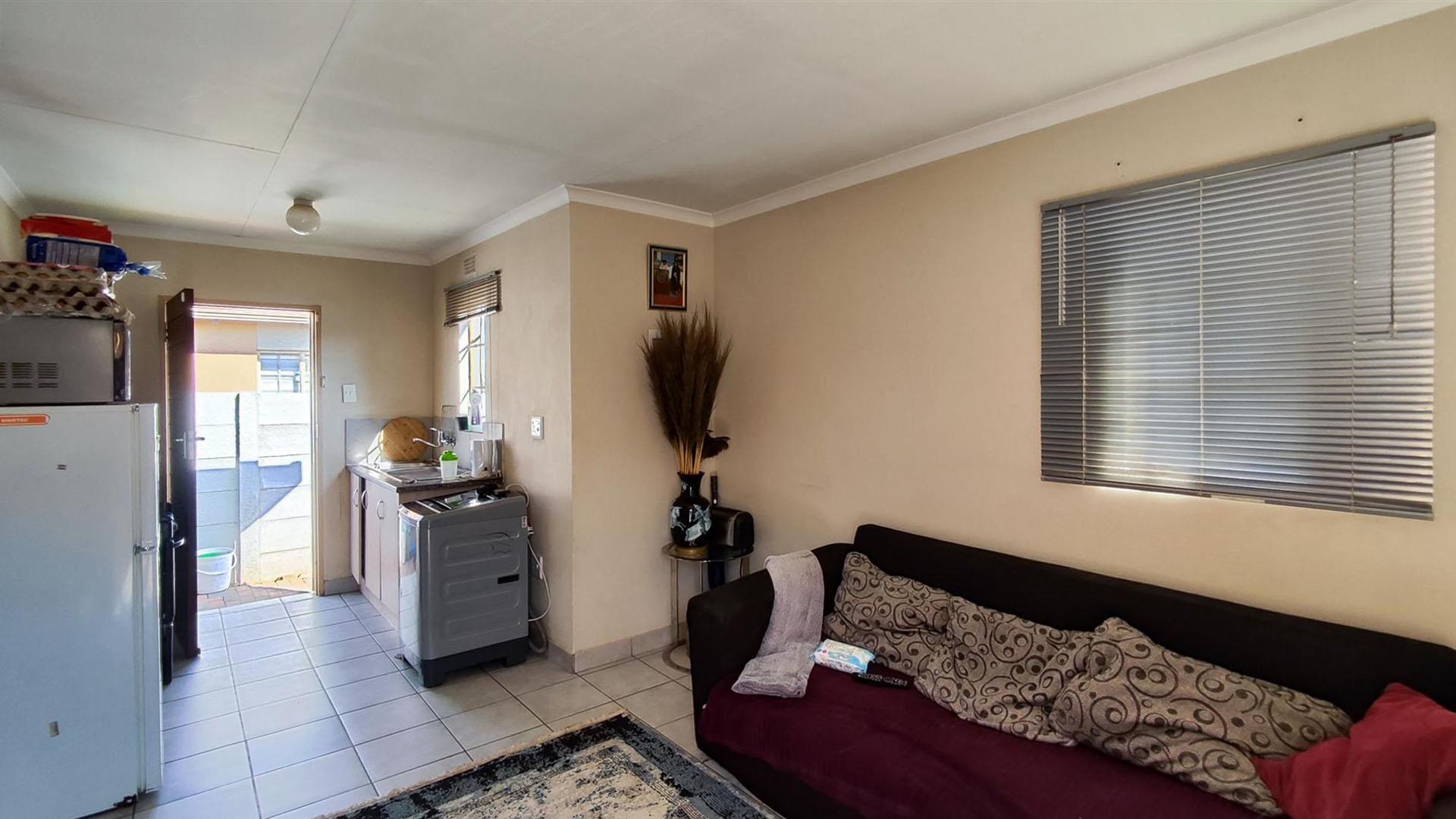 Lounges - 20 square meters of property in Palm Ridge