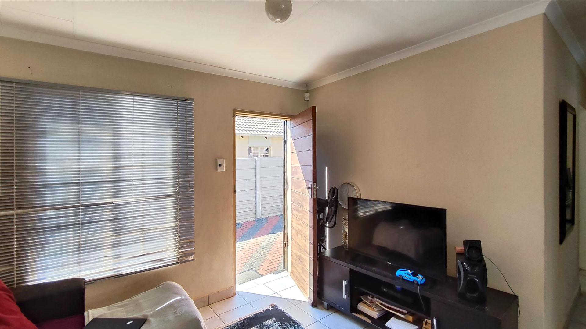 Lounges - 20 square meters of property in Palm Ridge