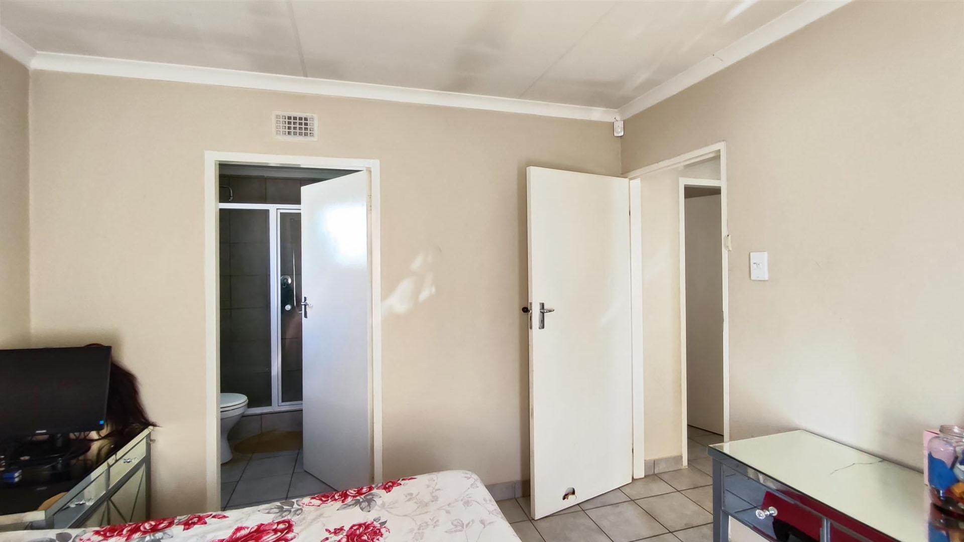 Main Bedroom - 13 square meters of property in Palm Ridge