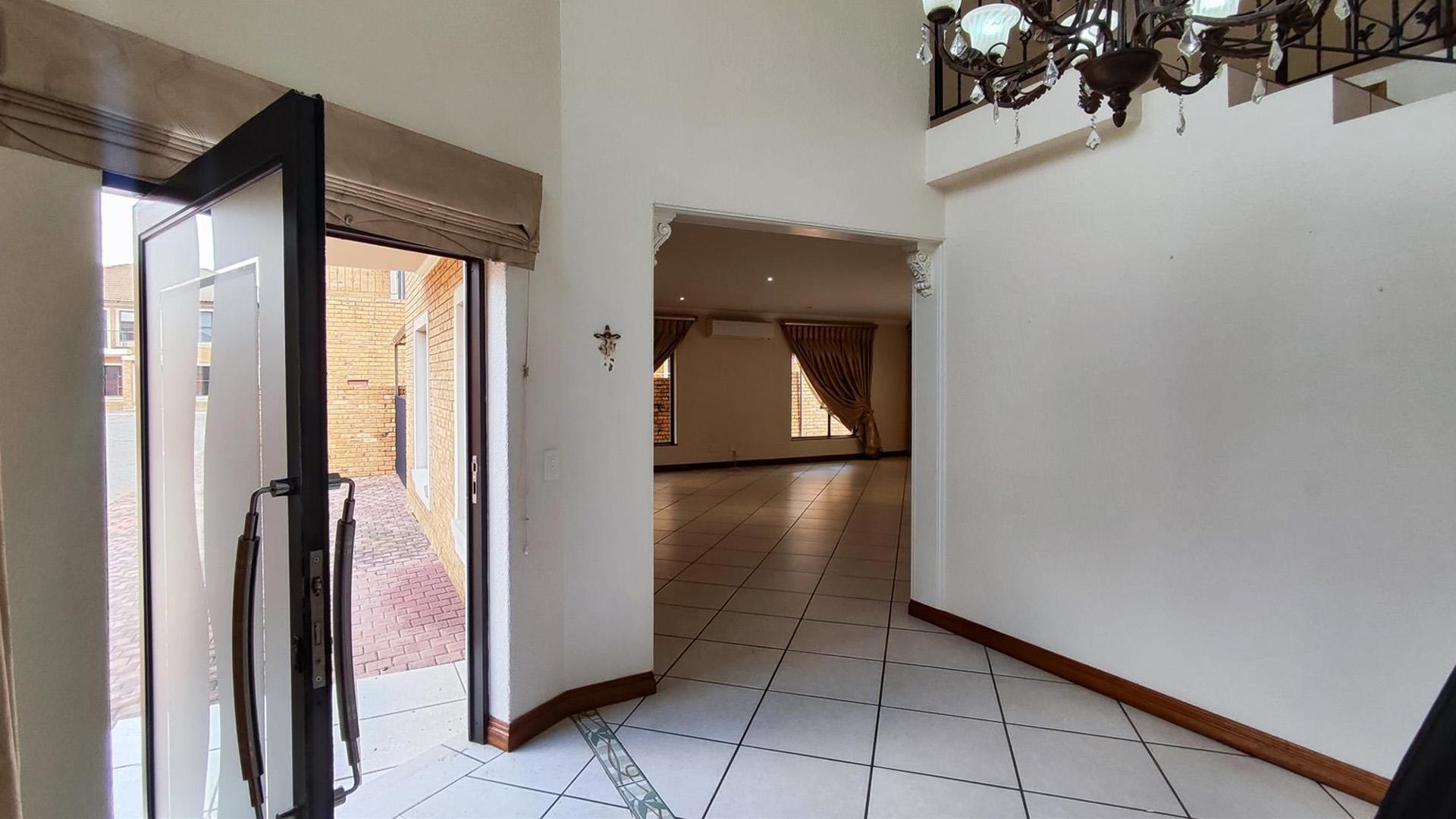 Spaces - 70 square meters of property in Newmarket Park