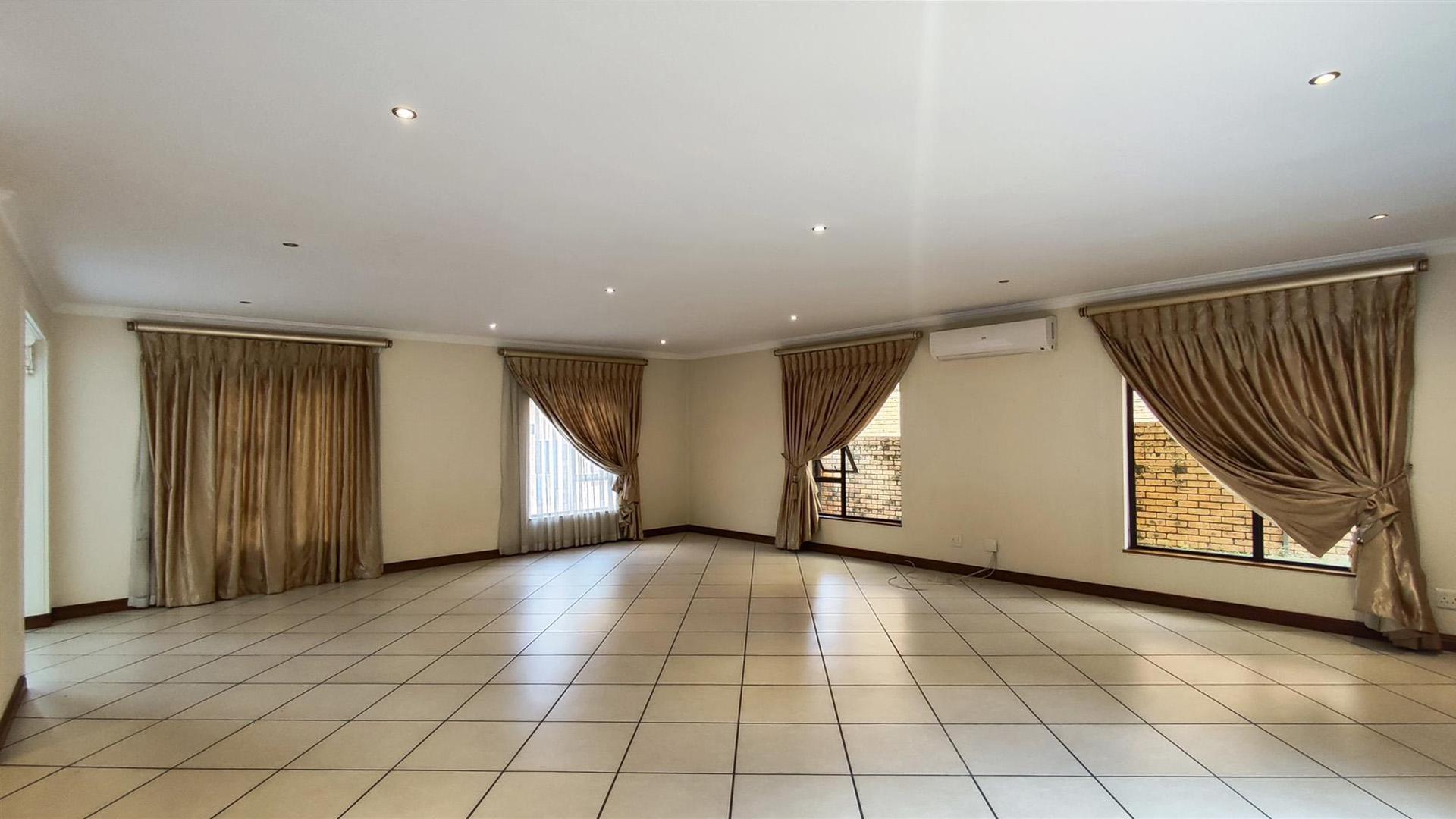 Dining Room - 38 square meters of property in Newmarket Park