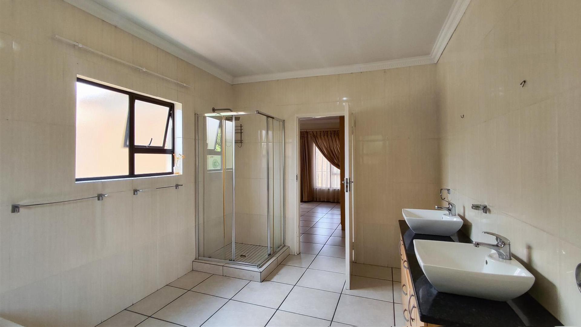 Bathroom 1 - 11 square meters of property in Newmarket Park