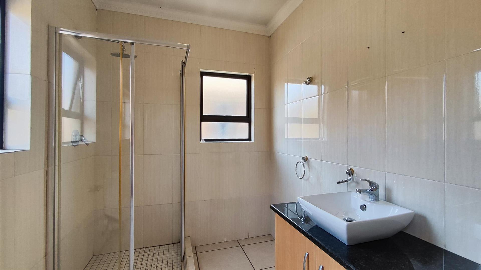 Bathroom 2 - 11 square meters of property in Newmarket Park