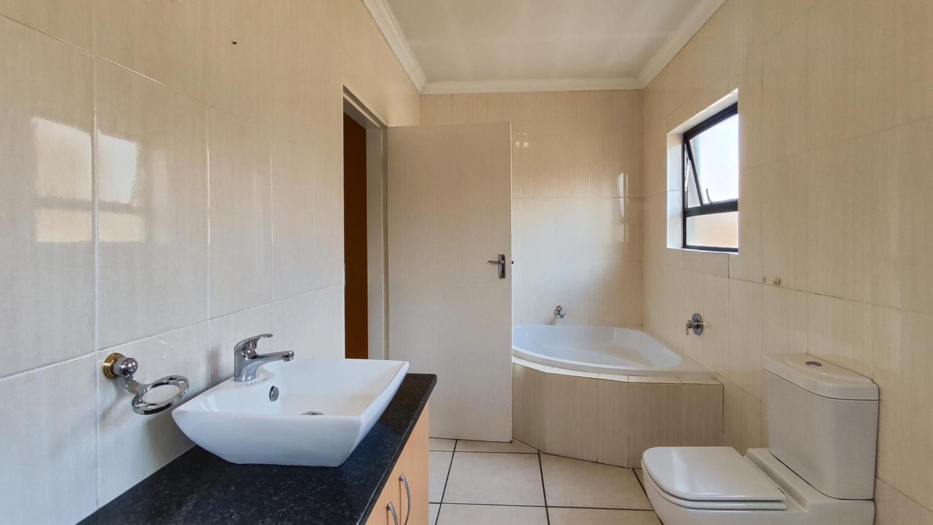 Bathroom 2 - 11 square meters of property in Newmarket Park