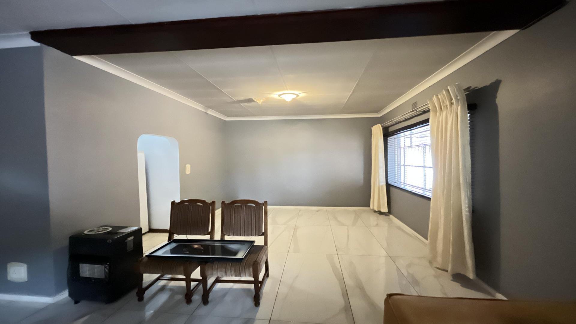 Dining Room - 17 square meters of property in Sinoville