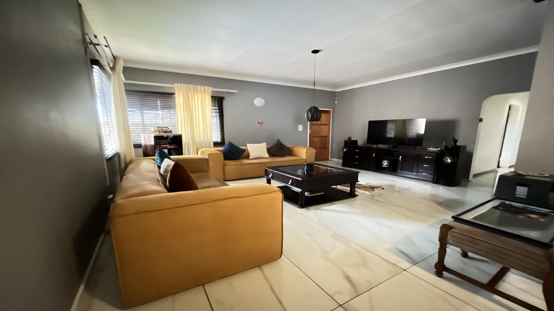 Lounges - 59 square meters of property in Sinoville