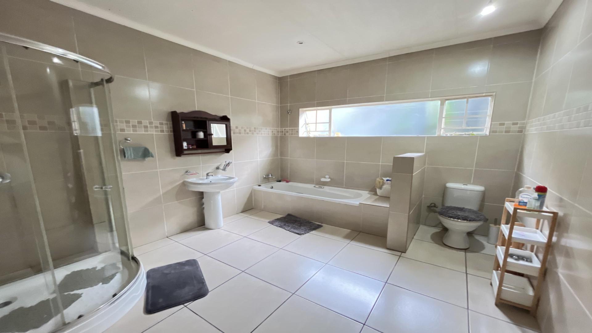 Bathroom 1 - 15 square meters of property in Sinoville