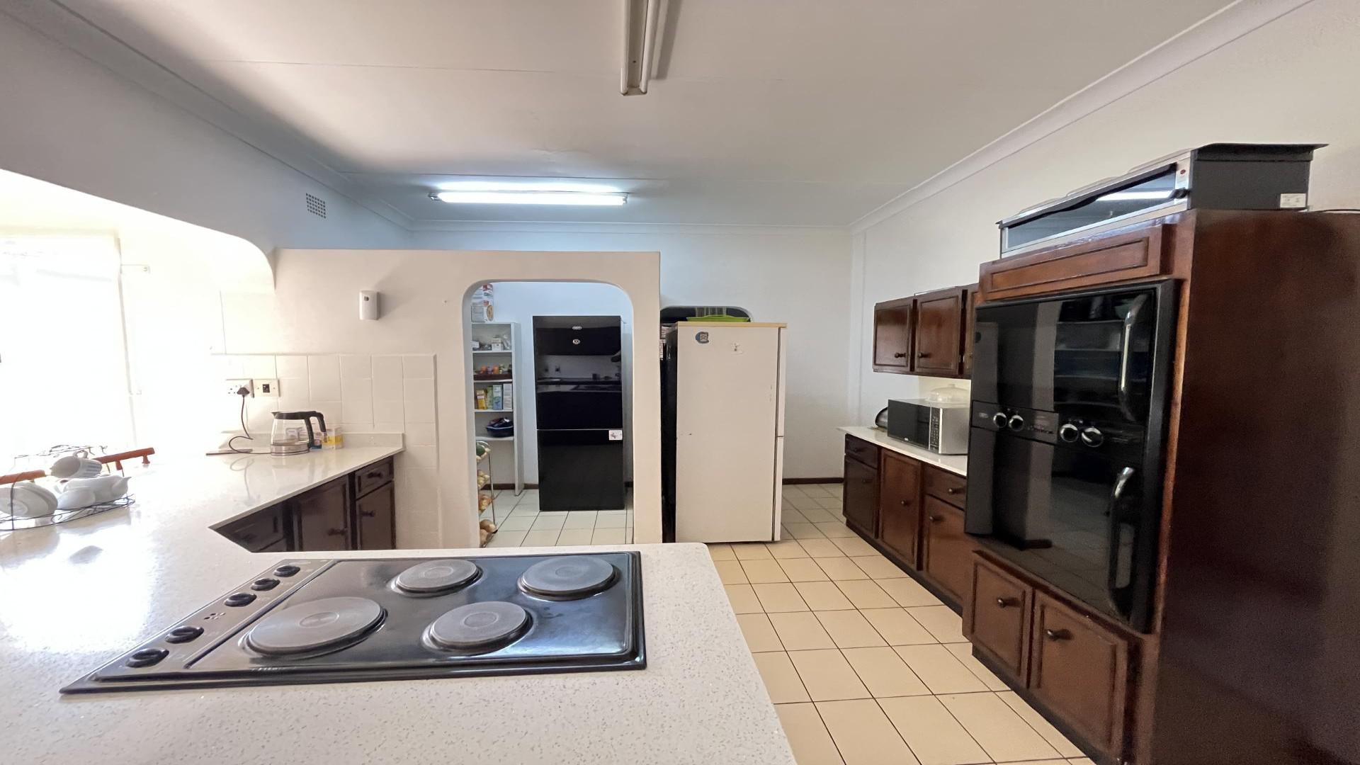 Kitchen - 26 square meters of property in Sinoville