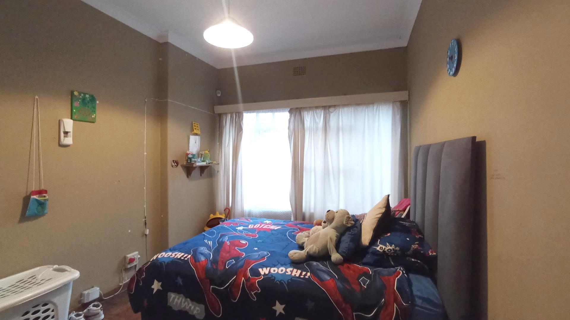 Bed Room 1 - 14 square meters of property in Sinoville