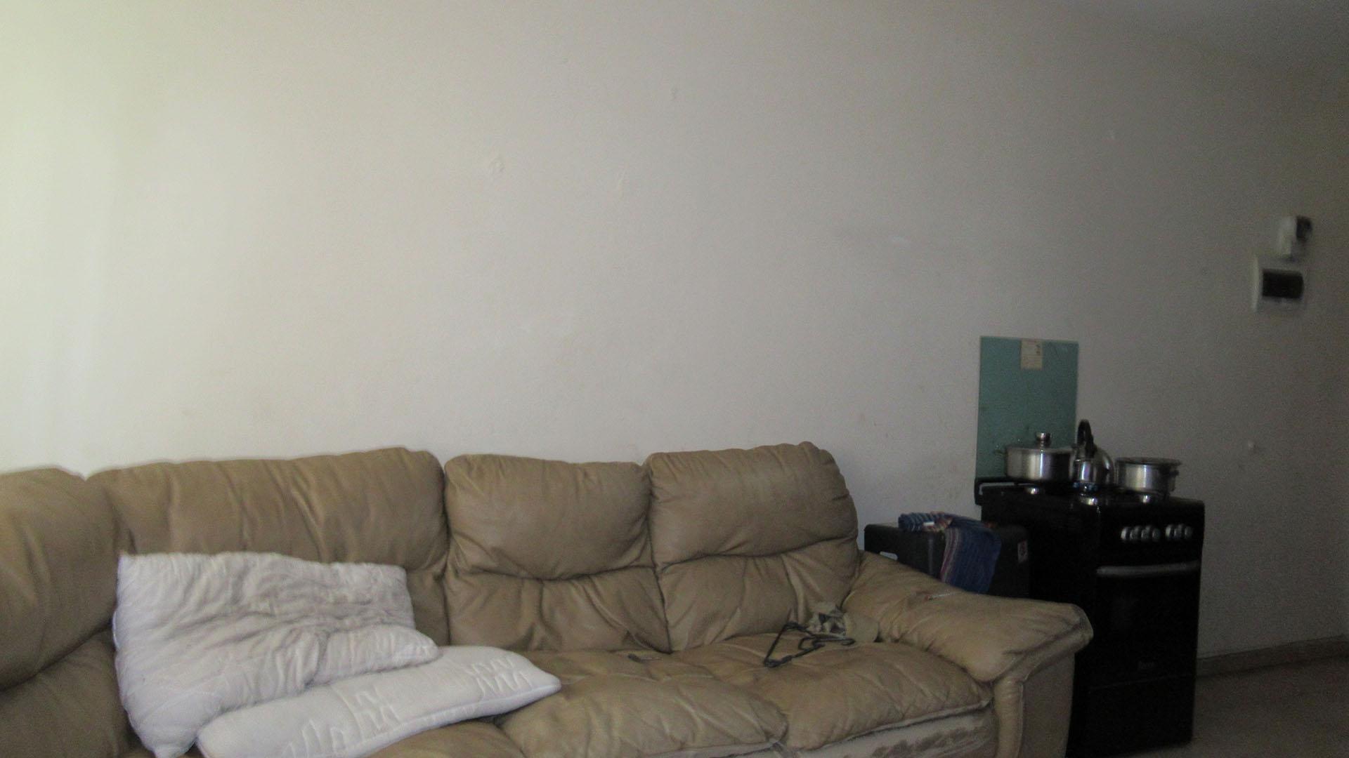 Lounges - 9 square meters of property in Fleurhof